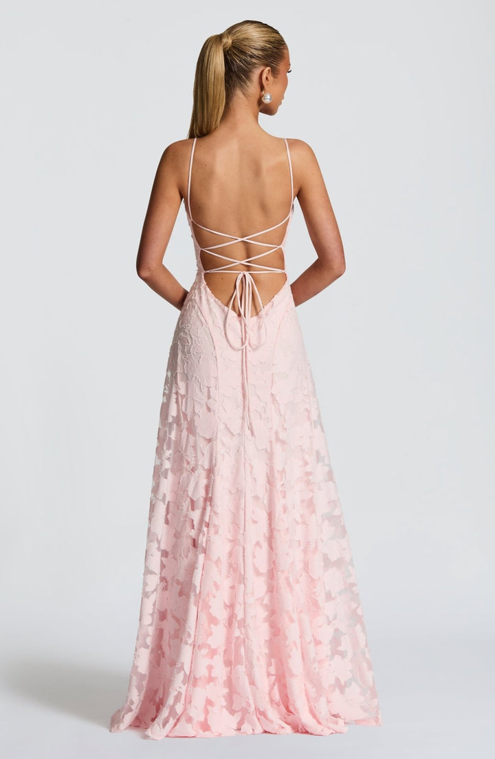 Elegantes Damen Maxikleid mit Wasserfallausschnitt, Blumenmuster und sommerlicher Ausstrahlung.