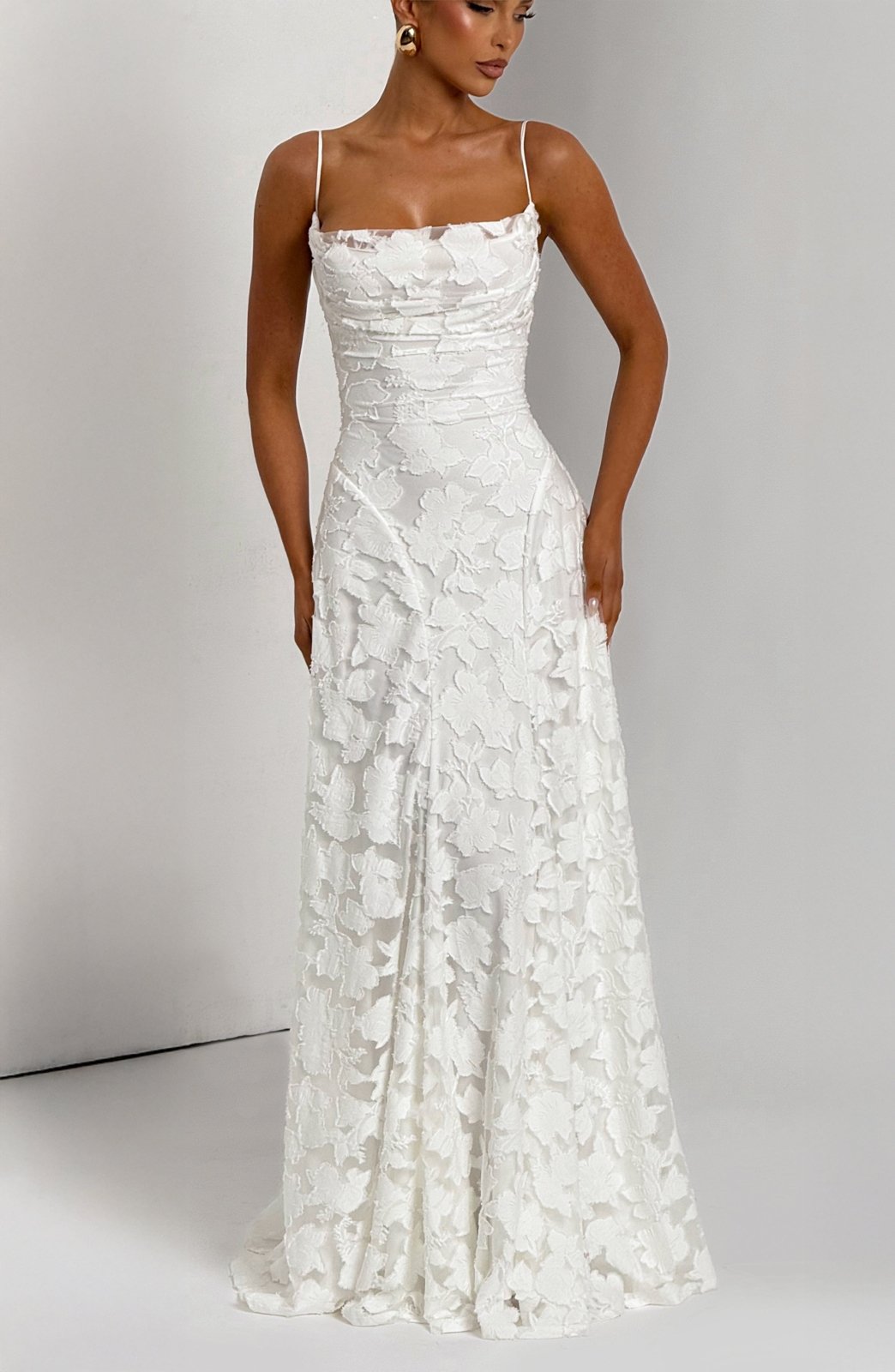 Sommerliches Damen Maxikleid mit Blumenprint, Spaghettiträger und fließendem Saum.