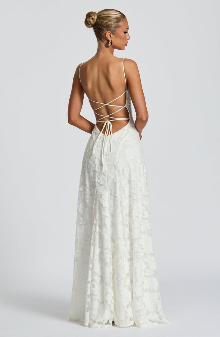 Lässiges, elegantes Damen Sommerkleid mit floralem Design und verstellbarem Rückendetail.