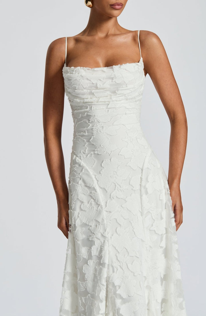 Feminines langes Kleid mit Blumenmuster, Wasserfallausschnitt, ideal für sommerliche Anlässe.