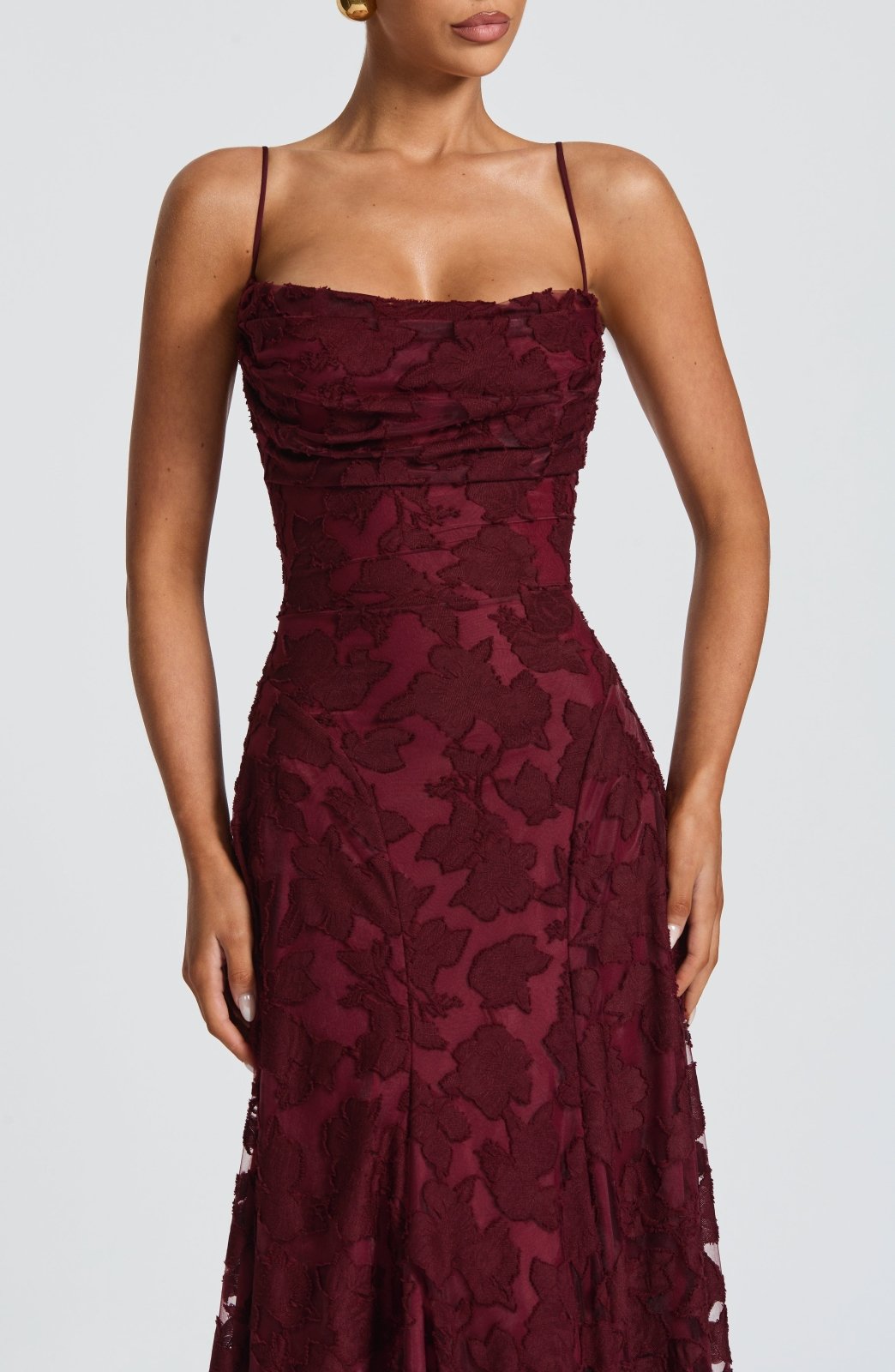 Sommerliches Maxikleid für Damen: Blumenmuster, Wasserfallausschnitt, lange Silhouette.