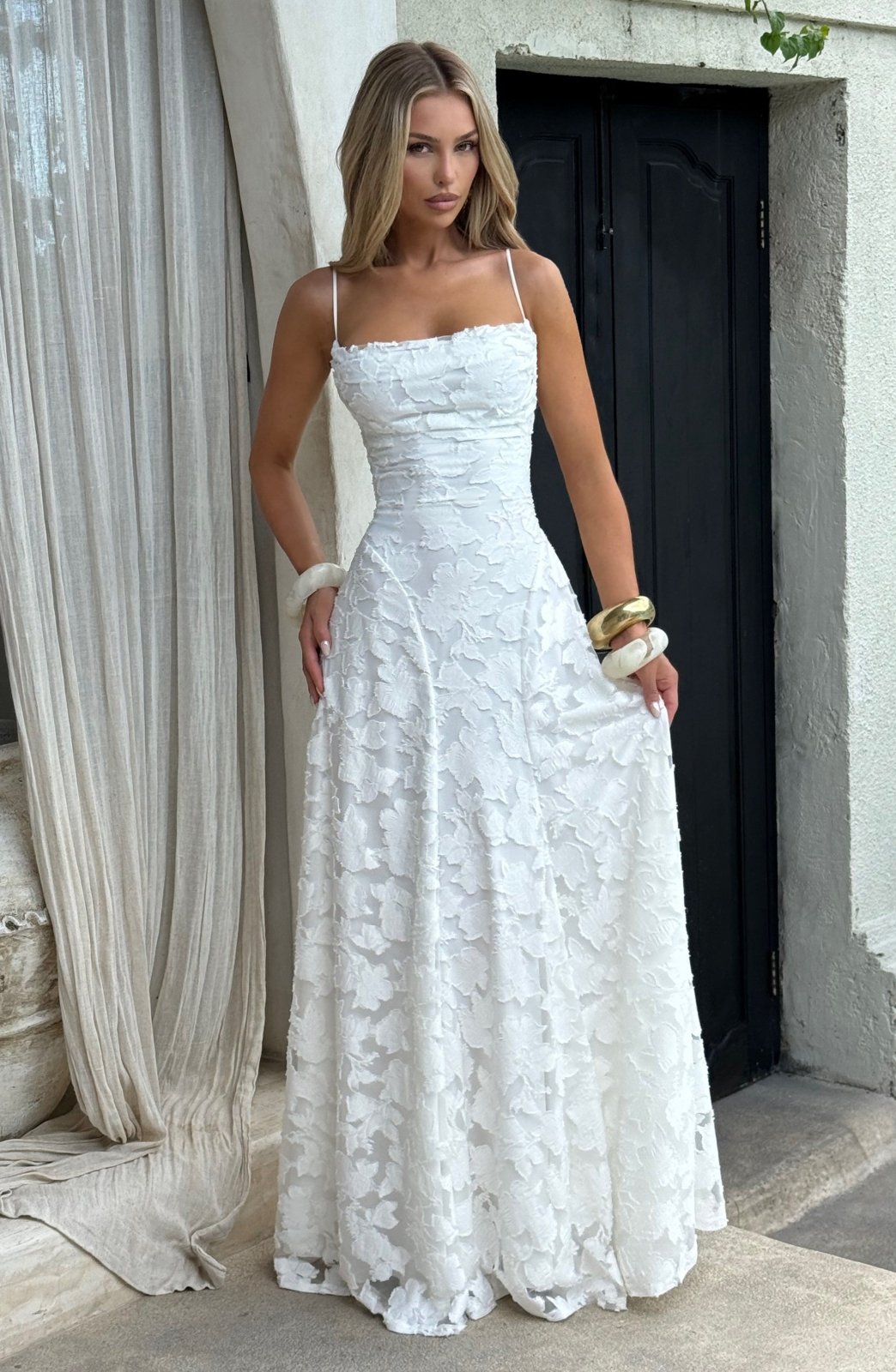 Fließendes Maxikleid mit Blumenmuster, Spaghettiträger, ideal für Urlaub & Strandlooks.