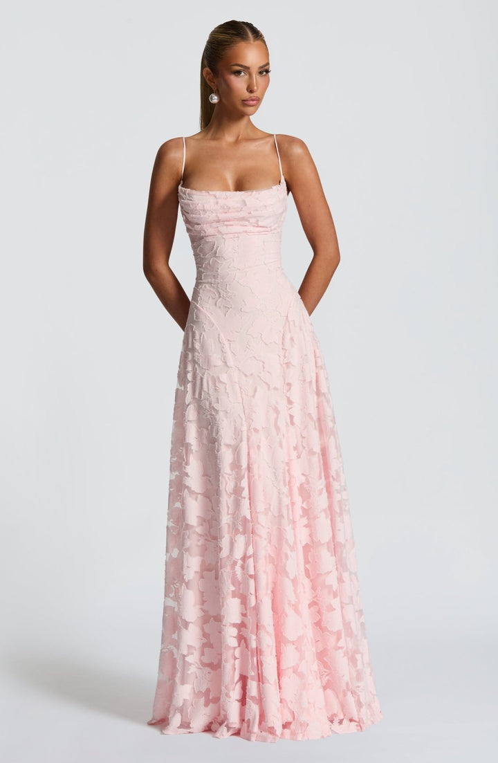 Feminines Damenkleid mit elegantem Wasserfallausschnitt und sommerlichem Blumenprint.