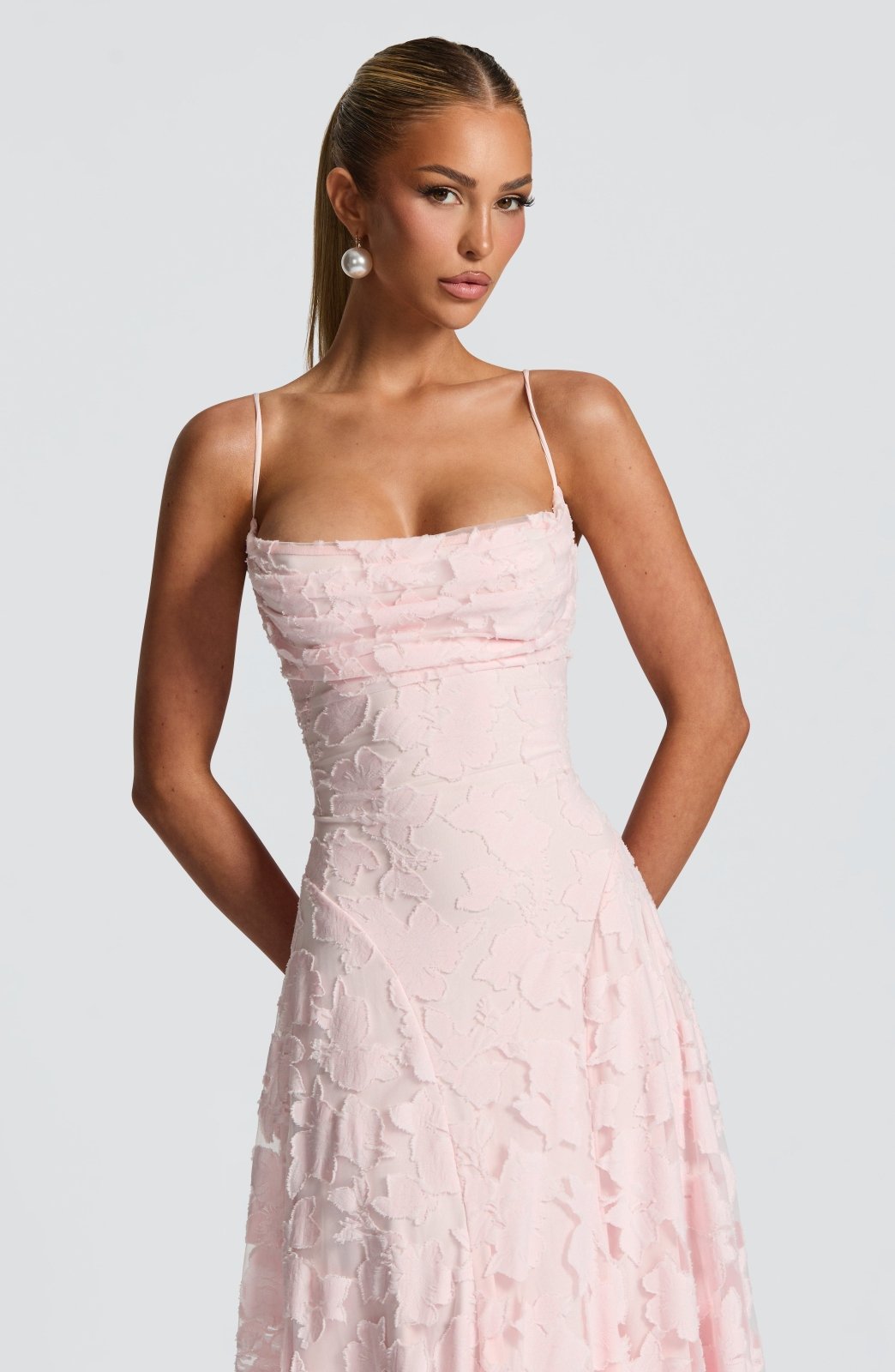 Langes Damen Sommerkleid mit floralem Muster, verstellbare Schnürung für perfekten Sitz.