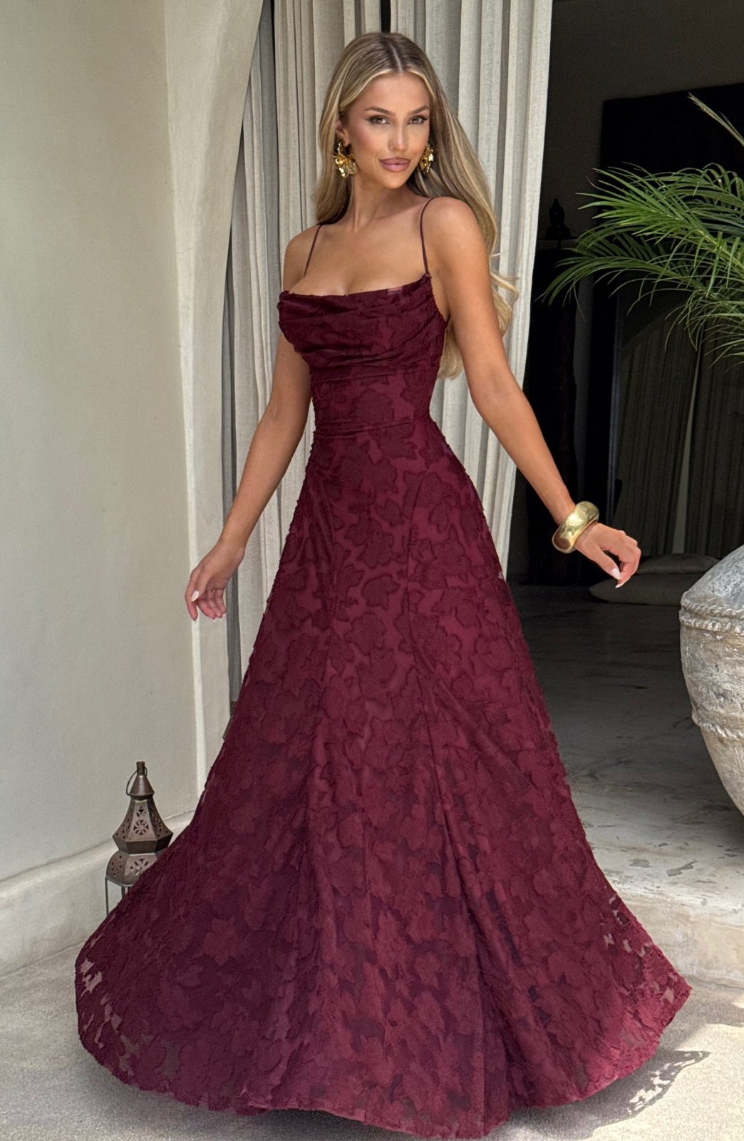 Langes Damenkleid: Sommerliches Blumenmuster, verstellbare Spaghettiträger, fließende Form.