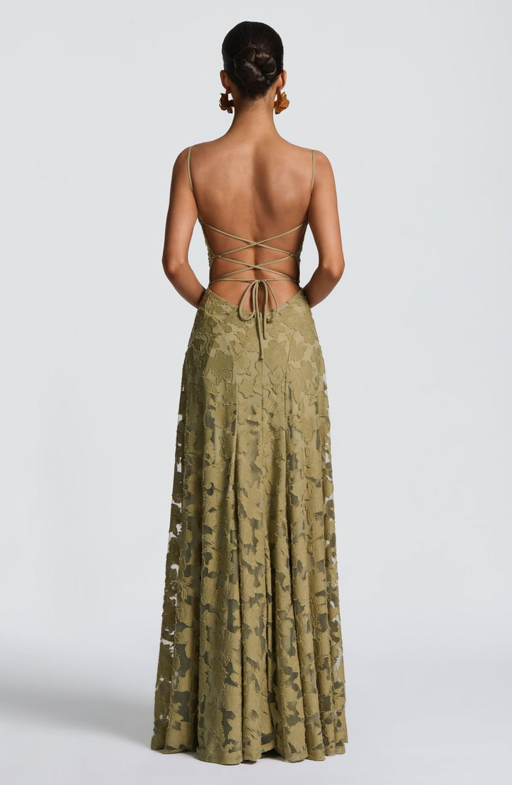 Langes Sommerkleid für Damen mit Blumenmuster, Wasserfallausschnitt & verstellbaren Trägern.