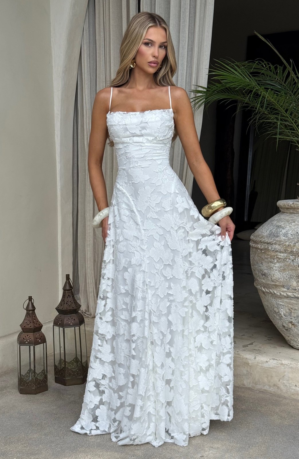 Damen Sommerkleid: Maxilänge, Blumenmuster, verstellbare Träger, perfekt für warme Tage.