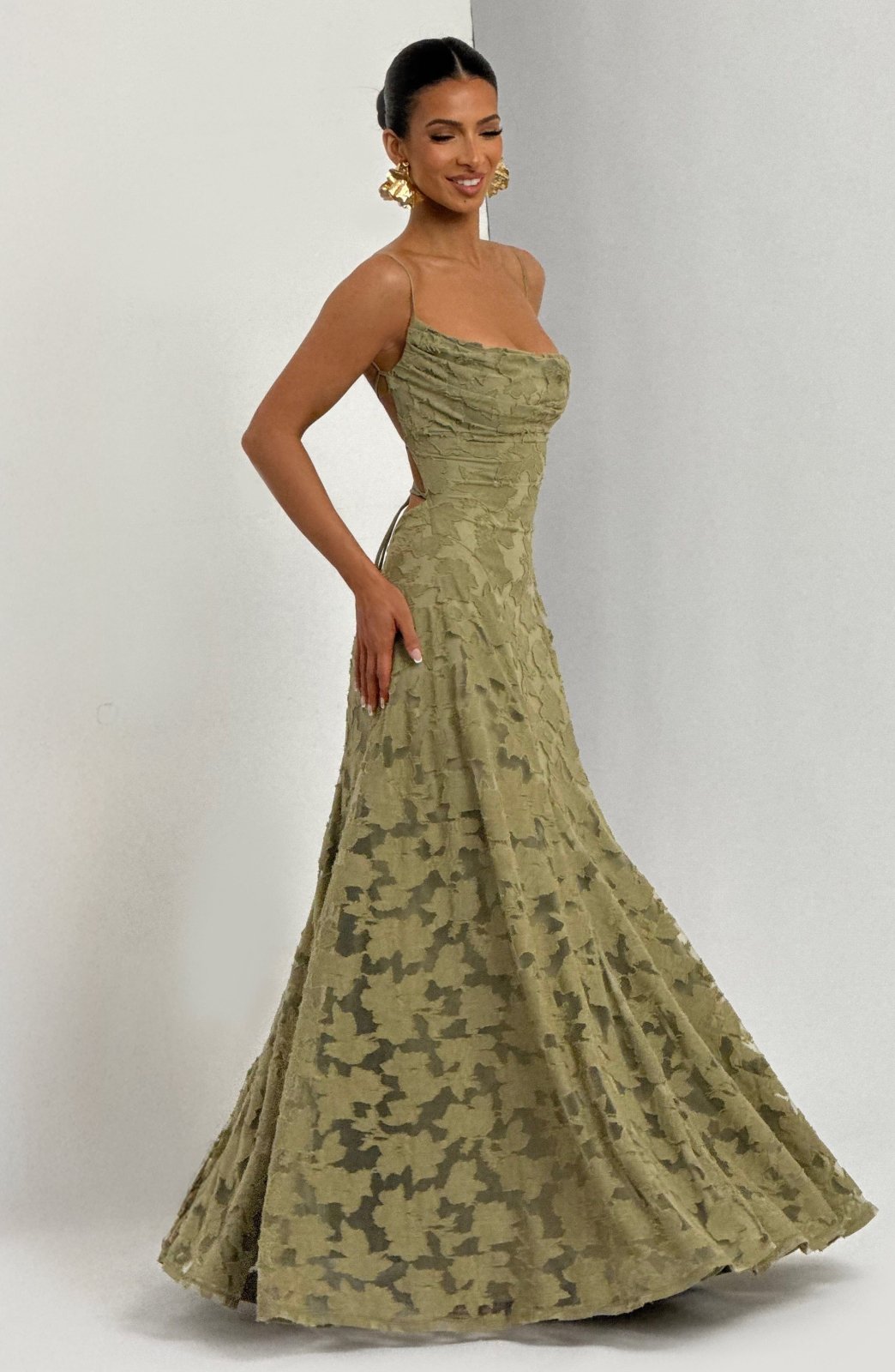 Fließendes Damenkleid mit Spaghettiträgern, sommerlichem Blumenmuster & elegantem Schnitt.