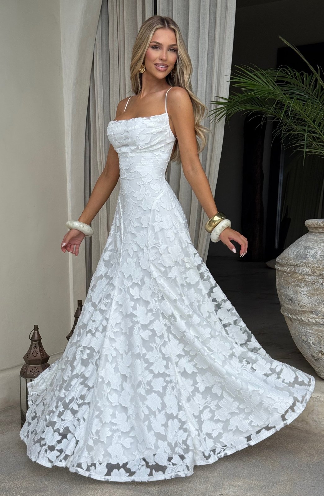 Elegantes Damenkleid mit floralem Muster, Wasserfallausschnitt, langes Modell für Strandmode.