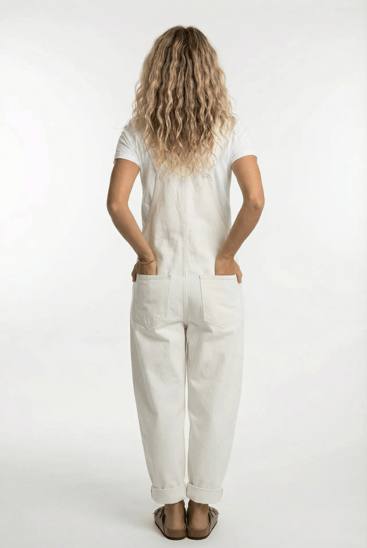 Modische Damen Jeans Latzhose als bequemes Einteiler-Outfit, perfekt für urbane Sommerlooks.