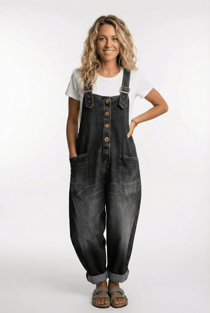 Stylische blaue Damen Latzhose im locker geschnittenen Relaxed Fit, ein Must-have für Casual Outfits.