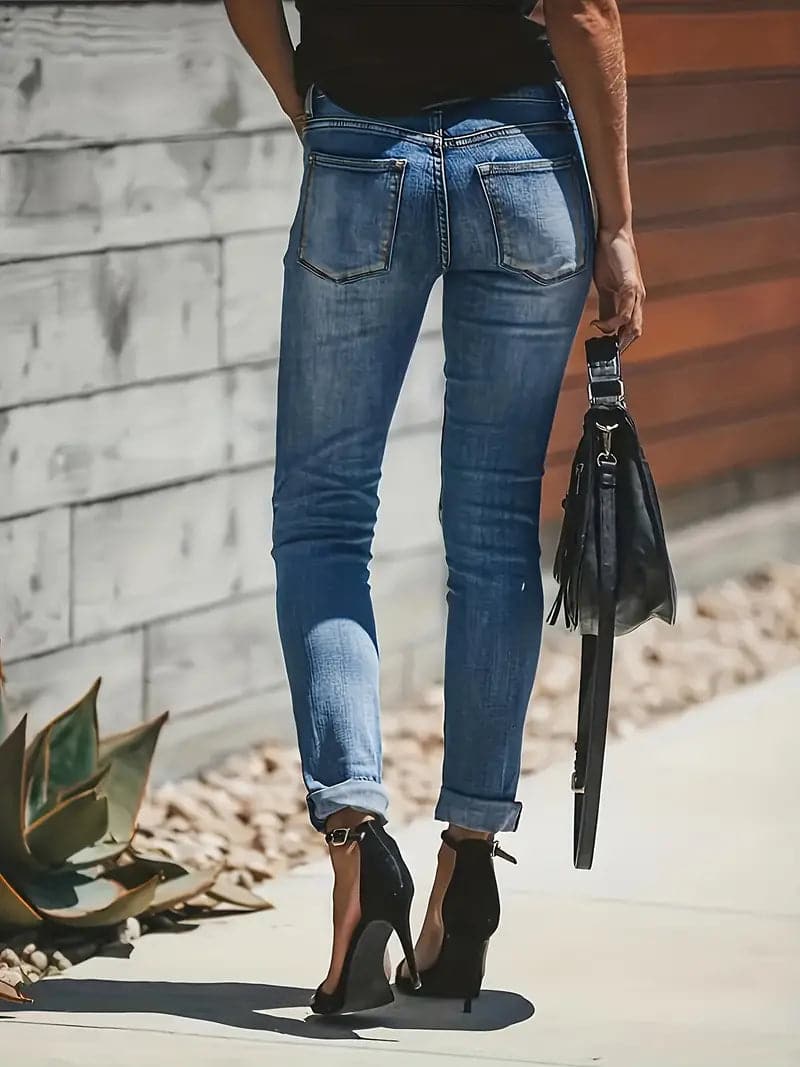 Mittelblaue Damen Stretchjeans mit trendigen Zerrdetails für bequemen Alltags- und Freizeitlook, ideal für Frühling/Sommer.