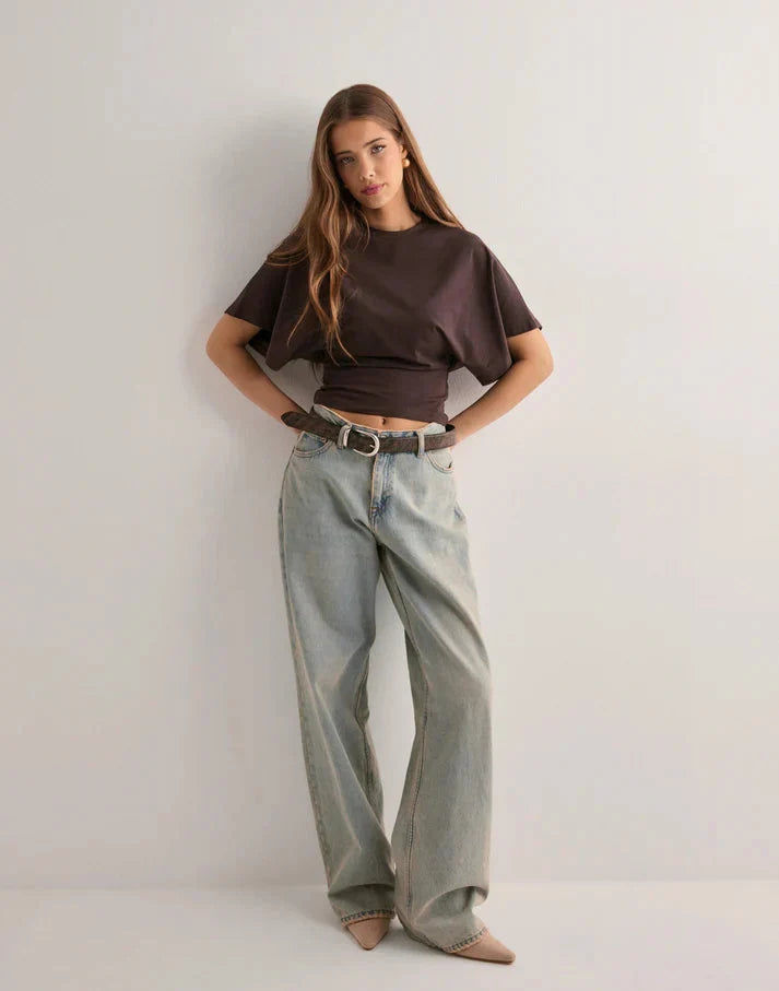 Vielseitiges Damen Tailliertes T-Shirt, mit charmanten Butterfly-Ärmeln für einen femininen Look.