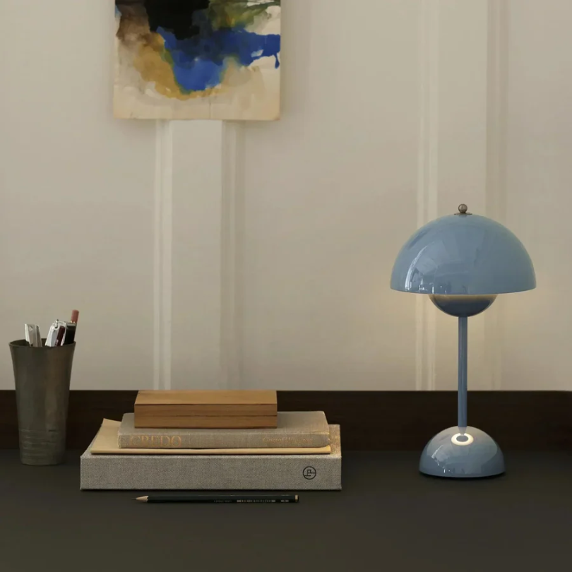 Nahaufnahme der modernen, berührungsempfindlichen LED-Tischlampe, zeigt schlankes Design und Haptik.