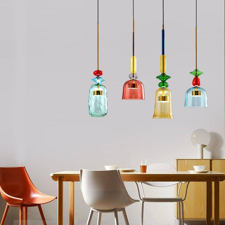 Detailaufnahme der bunten Glaskugeln der modernen Deckenleuchte, LED-Designlampe für Wohnzimmer.