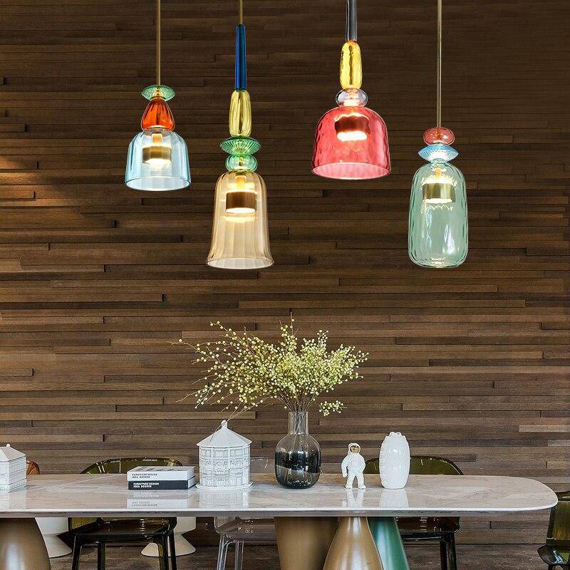 Elegante bunte Pendelleuchte im modernen Design, stimmungsvolle LED-Beleuchtung für Küche & Essbereich.