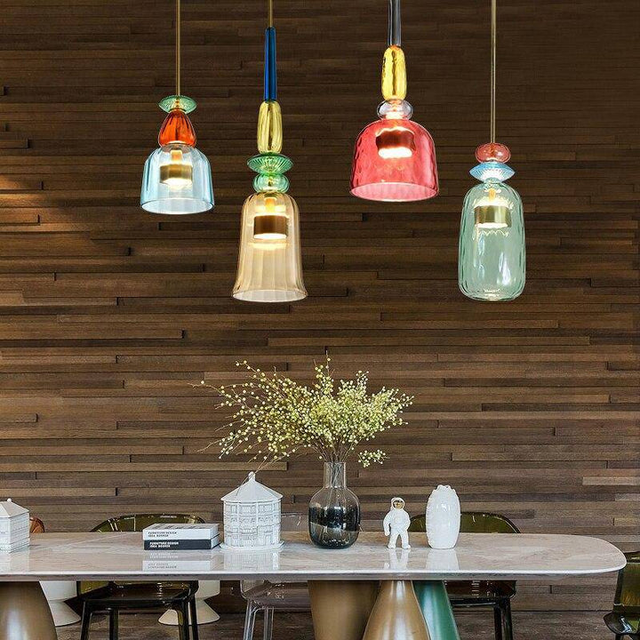 Elegante bunte Pendelleuchte im modernen Design, stimmungsvolle LED-Beleuchtung für Küche & Essbereich.