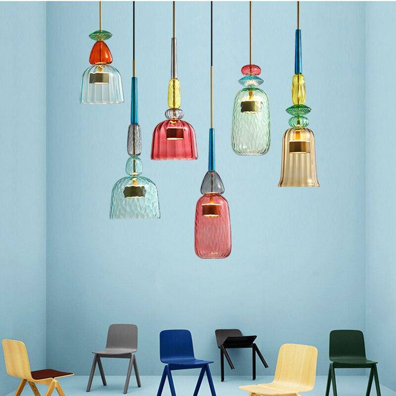Deckenleuchte mit farbigen Glaselementen, moderne LED-Lampe für ein lebendiges und gemütliches Zuhause.