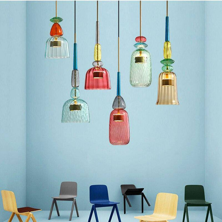 Deckenleuchte mit farbigen Glaselementen, moderne LED-Lampe für ein lebendiges und gemütliches Zuhause.