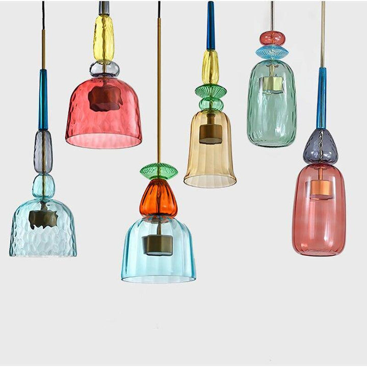 Zeitgenössische bunte Glas-Deckenleuchte, eine einzigartige Designlampe für stilvolle Wohnzimmer.