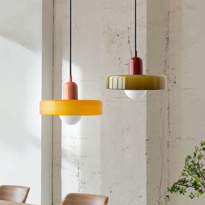 Moderne Buntglas Pendelleuchte im Bauhausstil, farbig und dekorativ für Wohnzimmerbeleuchtung.