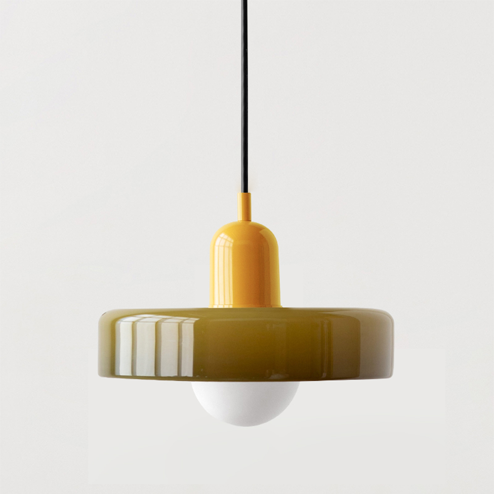 Dekorativer Buntglas-Hänger, moderne Pendelleuchte als Blickfang im Essbereich, zeitgemäß.