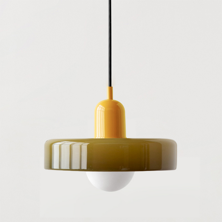 Dekorativer Buntglas-Hänger, moderne Pendelleuchte als Blickfang im Essbereich, zeitgemäß.