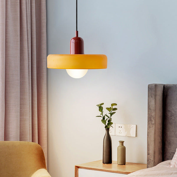 Exklusive Pendelleuchte aus Buntglas, moderne Esszimmerlampe mit Farb-Akzenten, anspruchsvoll.