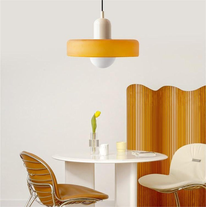Moderne Buntglas Pendelleuchte, Designerlampe als Blickfang für Essbereiche, attraktiv.