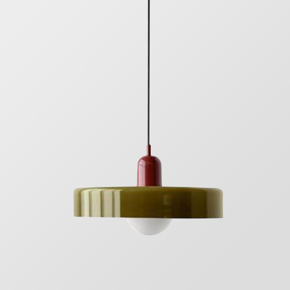 Design Pendelleuchte mit farbigem Glas, ideale Innenbeleuchtung im modernen Wohnzimmer.