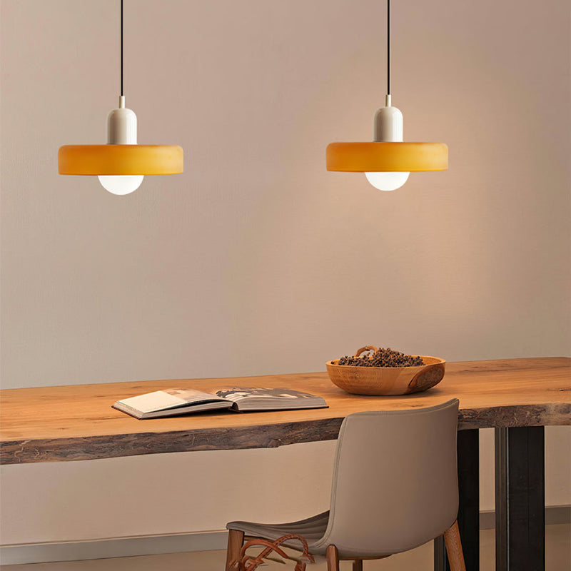 Farbiges Glaslicht, moderne Hängelampe, Buntglaslampe im Bauhausstil für jede Umgebung.