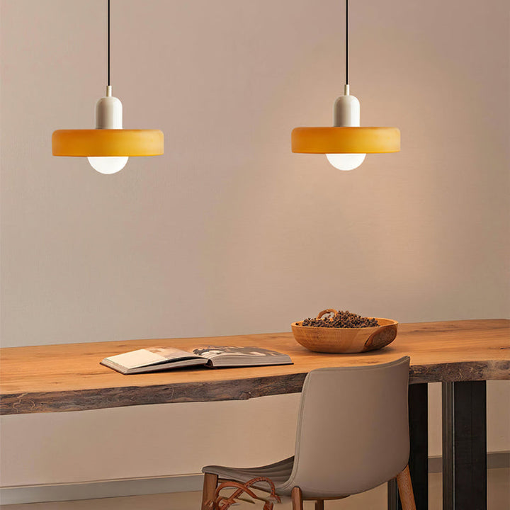 Farbiges Glaslicht, moderne Hängelampe, Buntglaslampe im Bauhausstil für jede Umgebung.