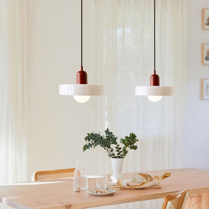 Dekorative Buntglas-Hängelampe, moderne Pendelleuchte für ein lebendiges Ambiente, harmonisch.