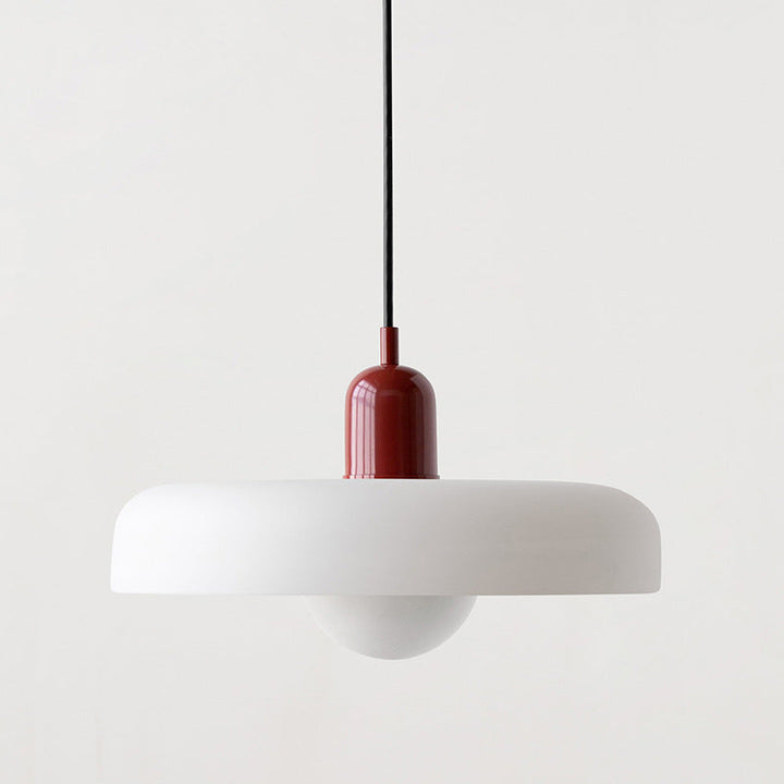 Pendelleuchte aus farbigem Buntglas, moderne Deckenleuchte, dekorative Beleuchtung, geschmackvoll.