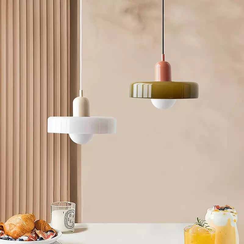 Moderne Glas-Pendelleuchte, Buntglas Hängelampe, dekorative Deckenbeleuchtung, atmosphärisch.