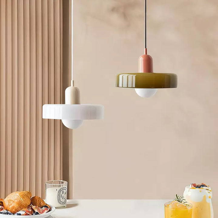Moderne Glas-Pendelleuchte, Buntglas Hängelampe, dekorative Deckenbeleuchtung, atmosphärisch.