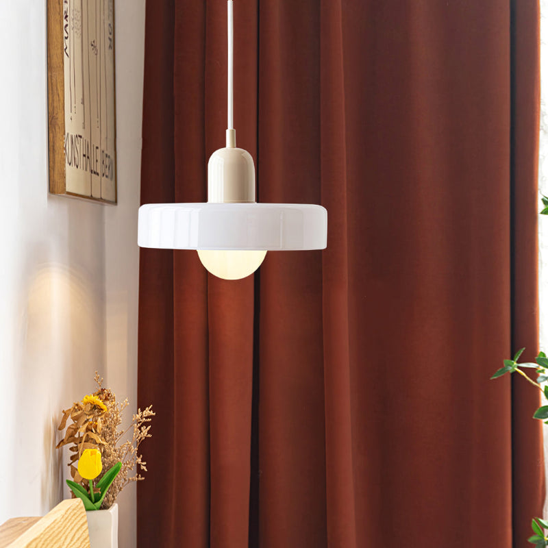 Elegante Buntglas Pendelleuchte, moderne Beleuchtung im Bauhausstil für Innenräume, marktführend.