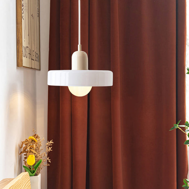 Elegante Buntglas Pendelleuchte, moderne Beleuchtung im Bauhausstil für Innenräume, marktführend.