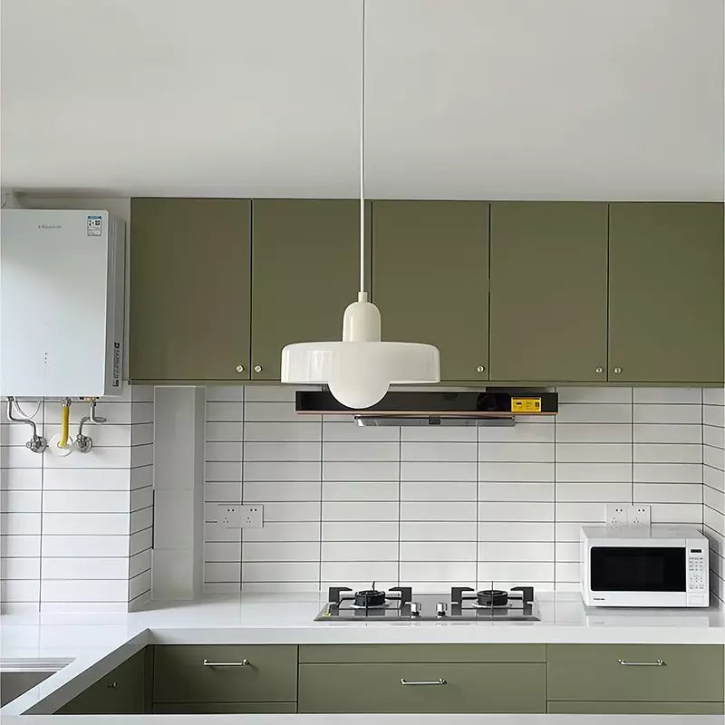 Farbenfrohe Hängelampe aus Buntglas, moderne Deckenleuchte für stilvolle Wohnkonzepte, ausdrucksstark.