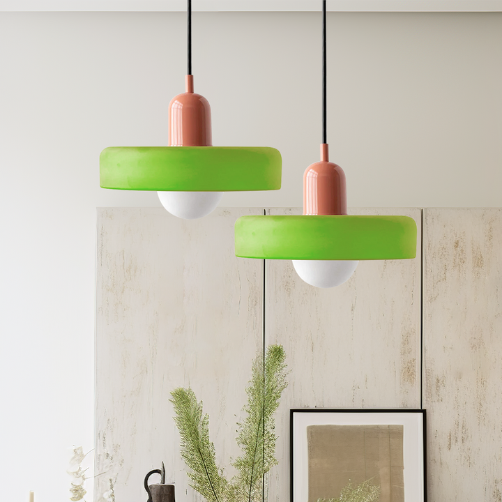 Moderne Pendelleuchte aus Buntglas, elegante Designlampe für gehobene Wohnbereiche, luxuriös.