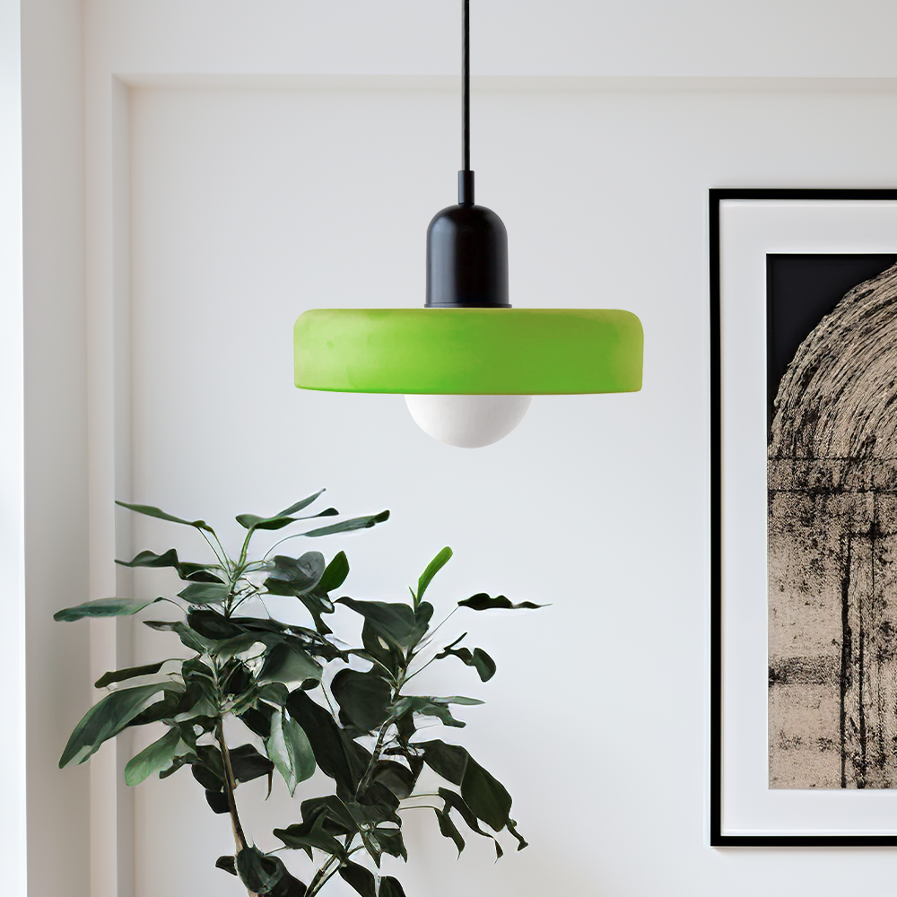Hängelampe mit farbigem Glas, Buntglas-Deckenleuchte, moderne Innenraumbeleuchtung, warm.