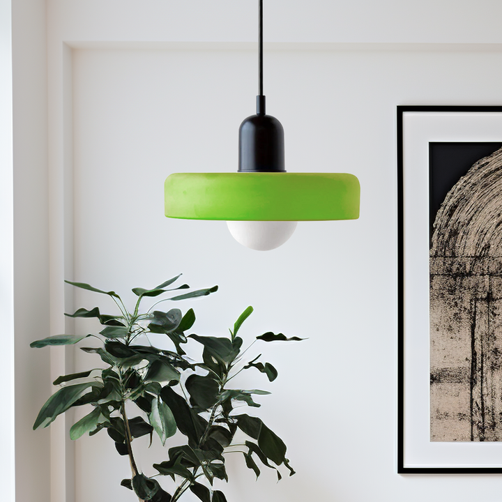 Hängelampe mit farbigem Glas, Buntglas-Deckenleuchte, moderne Innenraumbeleuchtung, warm.