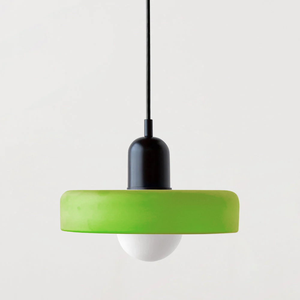 Zeitgemäße Buntglas-Pendelleuchte, moderne Hängelampe im Bauhausstil für Esszimmer, funktional.