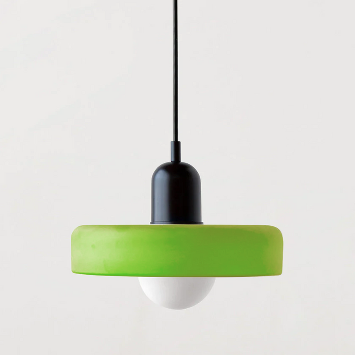 Zeitgemäße Buntglas-Pendelleuchte, moderne Hängelampe im Bauhausstil für Esszimmer, funktional.