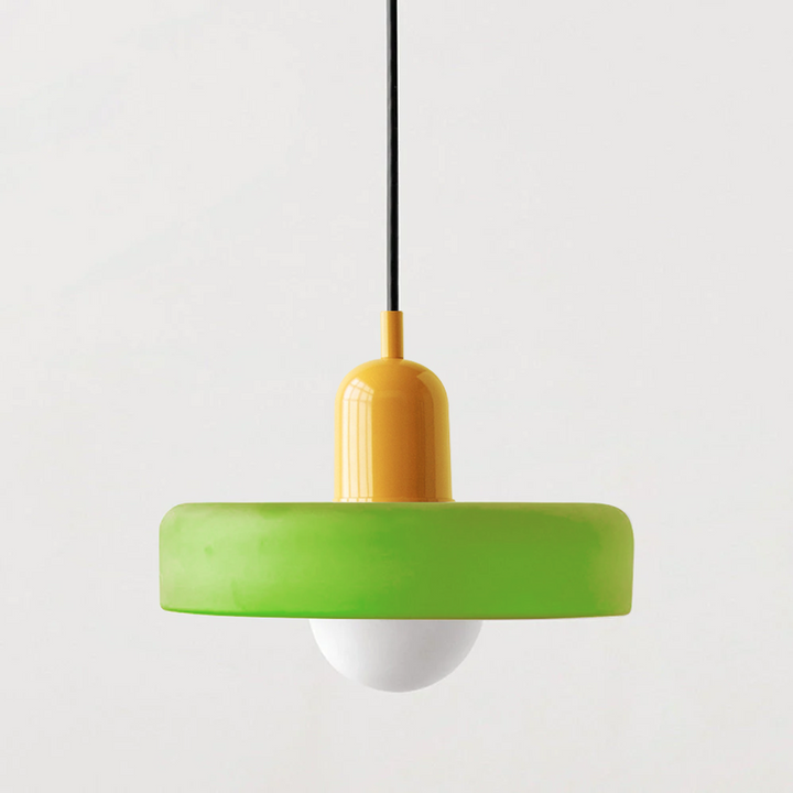 Stilvolle Buntglaslampe, moderne Deckenleuchte, Innenbeleuchtung im Bauhausstil, ikonisch.