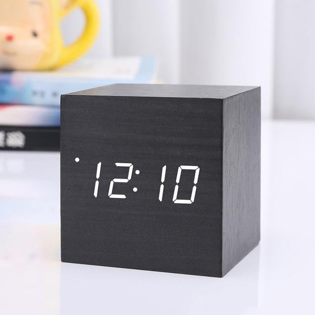 Moderne digitale Holzuhr mit LED-Anzeige für Zeit & Temperatur; stilvoller Wecker für Zuhause und Büro.