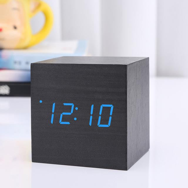 Elegante Holzuhr, digitaler Wecker im minimalistischen Design mit Temperaturfunktion; dekorative Tischuhr.