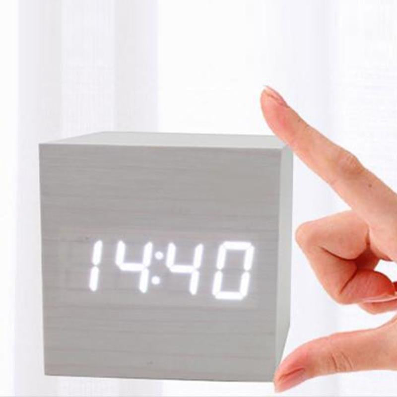 Digitale Holzuhr als moderner Wecker mit Sprachsteuerung und heller LED-Anzeige; ideal als Schreibtischuhr.