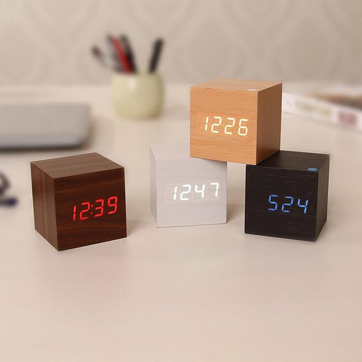 Stilvolle digitale Tischuhr aus Holz mit integriertem Wecker, Temperaturanzeige und klarer LED-Darstellung.
