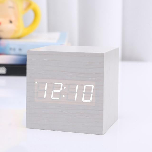 Minimalistische Holzuhr digital mit LED-Anzeige, Wecker und Raumtemperaturfunktion; moderne Dekoration für Wohnen.